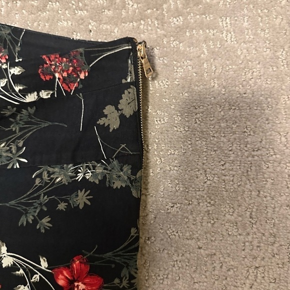 Le Chateau pants - Picture 2 of 4